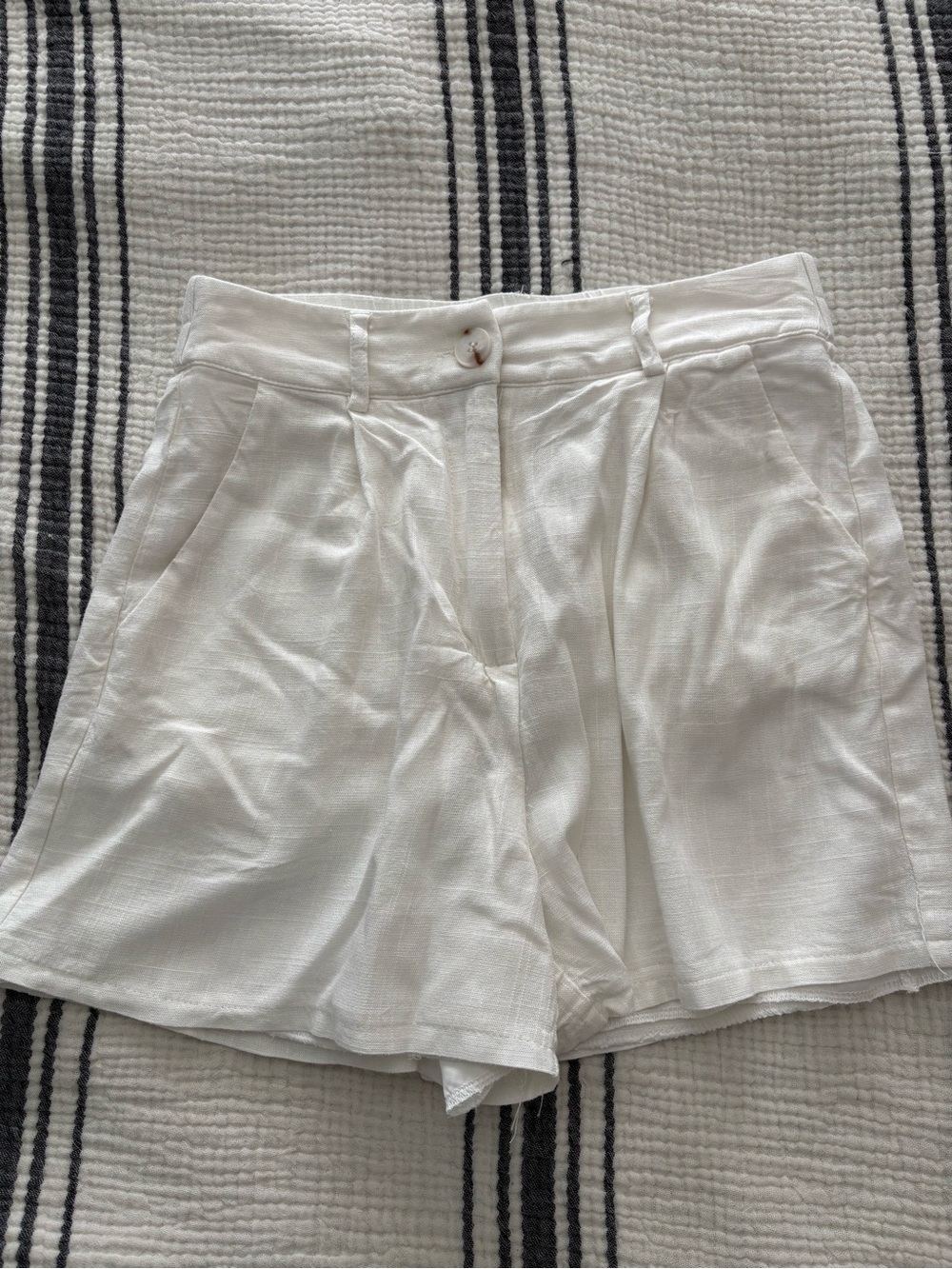Classic white High-Rise Linen-Blend Pleated Shorts - Picture 4 of 5